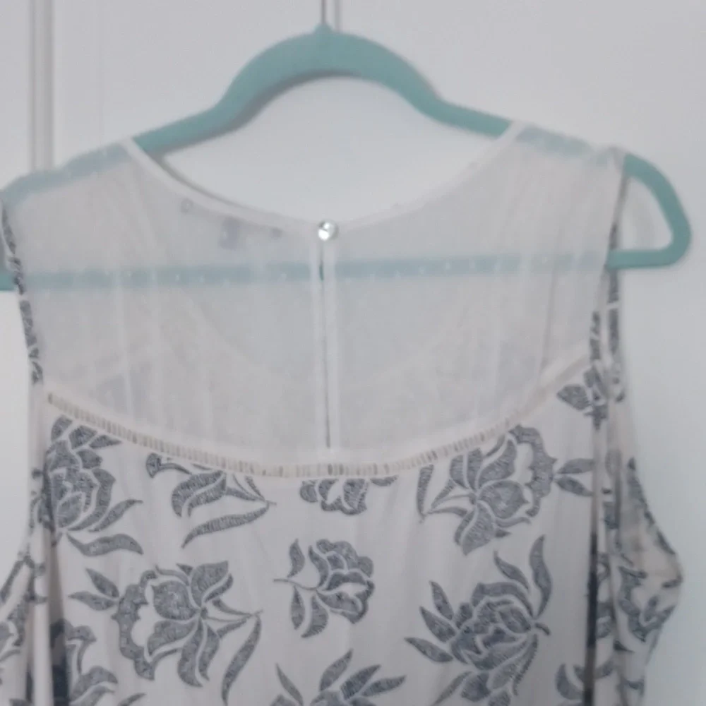 White Top with Black Floral Print and Crochet Lace - Picture 4 of 5
